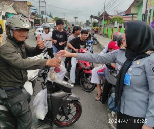 Safari Ramadhan Lapas Kelas IIA Kalianda Bagikan Takjil Kepada Masyarakat