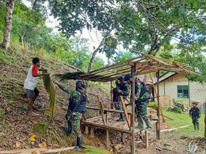 Buatkan Kios Sederhana, Pendekatan Satgas Yonif 310/KK Dicintai Rakyat Dalam Program Binternya