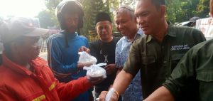Wartawan Unit DPRD Medan Bersama YLMI Berbagi Takjil di Jum’at Berkah