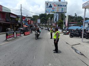 Hari Pertama Kerja Usai Lebaran, Arus Lalu Lintas di Jalur Wisata Parapat Lancar