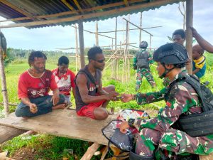 Masyarakat Menyebutnya Bapak Kesehatan TNI: Julukan Tim Medis Satgas Yonif 111/KB di Perbatasan Papua Selatan