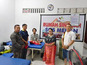 KOMAZE Kota Medan Berbagi Kasih Terhadap Penderita Penyakit Kanker Asal Kabupaten Nias Utara