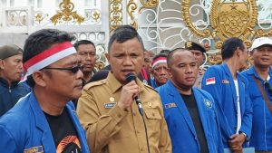 Kadisnaker Sumut Sambangi Massa Buruh di Kantor Gubsu