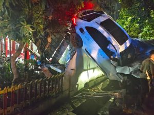 Heboh!! Mobil Sport Tabrak Kantor Sat Samapta Polrestabes Medan