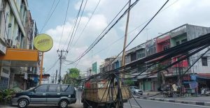 Kabel Semrawut di Jalan HM Yamin, Rudiawan: Pemko Harus Segera Bertindak, Itu Merusak Estetika