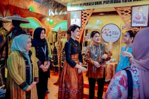 Tertarik Stand Dekranasda Medan, Ibu Iriana Jokowi Borong Produk Pengrajin Kota Medan