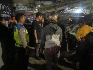 Mobil Fortuner Tabrak Pembatas Jalan, Gerobak Pedagang Bandrek Hancur