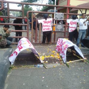 Bawa Keranda Mayat, KKJ Sumut dan Aksi Kamisan Medan Geruduk Polda Sumut