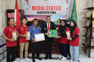 Sukses Selenggarakan Ski Air, Pjs Bupati Toba Agustinus Panjaitan Terima Cinderamata dari Panitia PON XXI