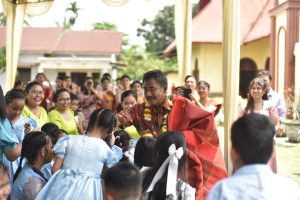 Mak Amir di Ulos Jemaat GKPI Marturia Binjai