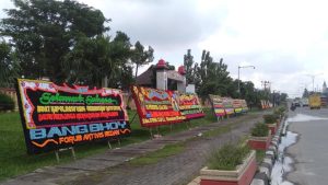 Tertangkapnya Ratu Entok, Belasan Karangan Bunga Penuhi Polda Sumut