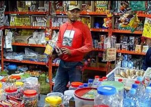 Ada yang Kenal? Pria Ini Bawa Kabur Barang Dagangan Warung Kelontong Ama Soter Zai