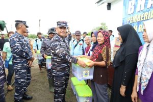 Danyonmarhanlan I Ikuti Kegiatan Bakti Sosial di Kampung Bahari Nusantara Lantamal I