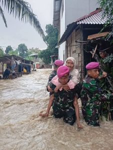 Aksi Cepat Tanggap, Danyonmarhanlan I Bersama Prajurit Bantu Evakuasi Korban Banjir Kota Medan