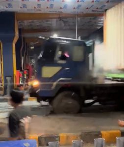Tabrakan Beruntun di Pintu Keluar Tol Tj. Mulia Hebohkan Warga, 2 Mobil Hancur Parah