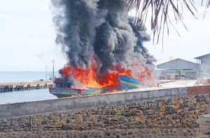 Kapal Motor Milik Nelayan ‘Dijilat’ Api di Pelabuhan Masami Banyuwangi
