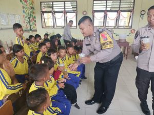 Dukung Program Pemerintah, Kapolsek Hinai Berikan Bubur Kacang Hijau Gratis Kepada Pelajar SDN 057213 Cempa