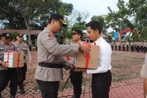 Kapolres Langkat Serahkan Bingkisan Natal Kepada ASN dan Personel Umat Nasrani