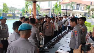 Kapolresta Banyuwangi Pimpin Pemeriksaan Senpi Personel Polresta Banyuwangi