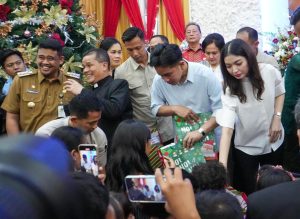 Berkunjung ke Medan, Wakil Presiden Beri Hadiah Natal Kepada Anak-anak di HKBP Resort Medan IV