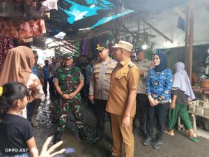 Kapolres Langkat, Pj Bupati Beserta Dandim/0203, Sidak Pasar Pastikan Ketersediaan Sembako Jelang Nataru