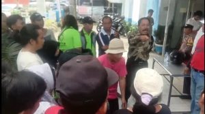 Diduga Memihak Al-Wasliyah Soal Dukungan Eksekusi Lahan 32 Hektare, Kantor Kecamatan Labuhan Deli Dikepung Warga