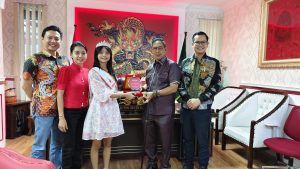 Ketua DPRD Medan Terima Nadin Regina, Juara Best Photogenic Miss Tionghoa 2024