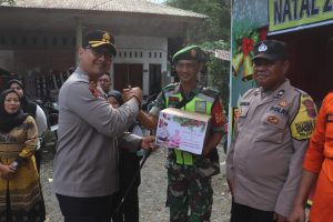 Kunjungi Pos Pengamanan Nataru, Kapolres Langkat Berikan Bingkisan Kepada Petugas Jaga