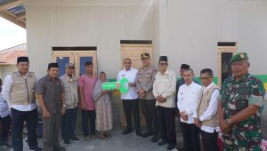 Pj Bupati Bersama Kapolres Langkat Menyerahkan Bantuan Baznas Kepada Korban kebakaran
