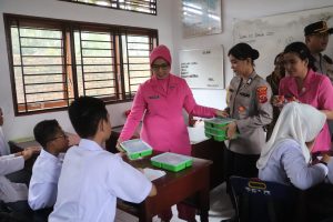 Kapolres Langkat Bersama Ketua Bhayangkari Cabang Langkat Gelar Makan Bergizi Gratis