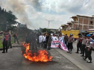 Desak Polisi Tangkap Mafia Gas Oplosan, Mahasiswa Blokade Jalan