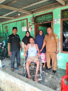 Kepala Desa Pulau Kampai Berikan Bantuan Kepada Warganya yang Kurang Mampu