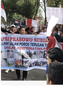 Ratusan Masyarakat Kecamatan Tanjungpura Gelar Aksi di DPRD Kabupaten Langkat, Tuntut Pemerataan Pembangunan Jalan
