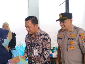 Wujudkan Program Akselerasi Menteri Imigrasi & Pemasyarakatan, Rutan Kelas IIB Tanjungpura Berikan Bansos Kepada Keluarga Warga Binaan