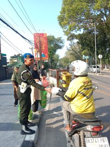 Prajurit Denpom 1/5 Medan Laksanakan Jum’at Berkah, Bagikan Sarapan Kepada Pengguna Jalan