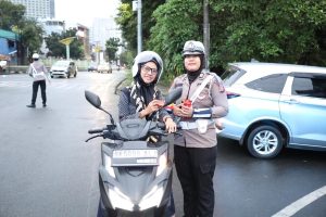 Valentine Days, Ditlantas Poldasu Bagikan Coklat ke Pengendara