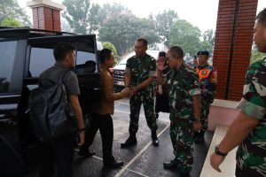 Dandim 0418/Palembang Antarkan Keberangkatan Pangdam II/Sriwijaya Di Bandara SMB II Palembang