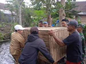 Polsek Singojuruh Serahkan Keramba Ikan Dukung Program Ketahanan Pangan