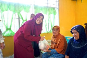 Ny. Endang Kurniasih Syah Afandin Berbagi Berkah Ramadhan, Salurkan Paket Sembako untuk Warga