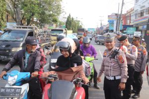 Polres Langkat Bagikan Takjil Kepada Warga