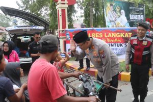 1 Hari 1 Kebaikan, Kapolres Langkat & Bhayangkari Berbagi Takjil untuk Sesama