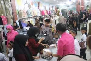 Berbagi Berkah kepada Anak Yatim, Kapolres Langkat ajak Anak Yatim Belanja Pakaian Lebaran