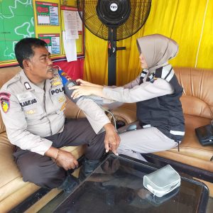 Subsatgas Dokkes Ops Ketupat Toba 2025, Polres  Langkat Laksanakan Patroli Medis ke Pos Pelayanan