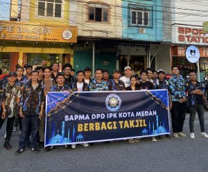 Berbagi di Bulan Suci Ramadhan, SAPMA IPK Kota Medan Berbagi Takjil Kepada Masyarakat dan Pengguna Jalan