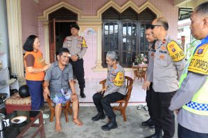 Peduli Terhadap Personel yang Kecelakaan, AKBP Sah Udur Sitinjak Menjenguk Kasi Propam Polres Pematantangsiantar