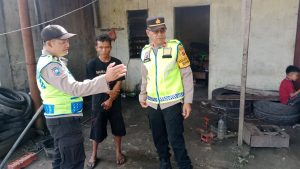 Hindari Gorong-gorong Tersumbat, Kasat Binmas Polres Pematangsiantar Berikan Sosialisasi kepada Penambal Ban di Jalan Medan