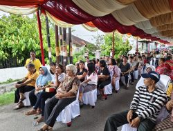 Andreas Purba Beri Tali Asih Kepada Pembersih Makam di Jalan Setia Jadi