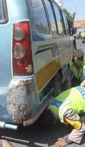 Personel Polres Pematangsiantar Bantu Pemudik yang Alami Pecah Ban Kendaraan di Jalan