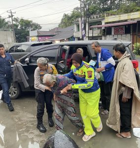 Wujud Peduli Sesama, AKBP Sah Udur Sitinjak Bantu Seorang Nenek Pikun Diduga Tersesat