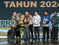 Wagub Sumut Surya Serahkan Penghargaan Lingkungan Hidup 2024